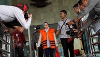 Atty Suharti meninggalkan gedung KPK usai diperiksa.