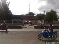 Penyeberang Jalan di Mampang: Bertaruh Nyawa karena Enggan Naik Jembatan