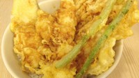 All-Star Tendon jadi andalan restoran. Nasi diberi topping udang, gindara, cumi, jamur enoki, akar teratai dan buncis berbalut tepung tempura. Adonannya begitu renyah nikmat apalagi diguyur saus Don Tare yang manis gurih.  