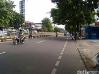Melihat Pagar Pembatas Busway yang Dijebol untuk Menyeberang Jalan