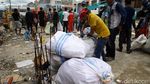 Warga Evakuasi Barang yang Tertimbun Reruntuhan