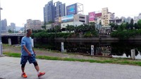 Tampak seorang warga lokal Taiwan berjalan-jalan sore untuk mencari keringat. Warga lokal jadi jauh lebih sehat setelah berolahraga di sekitar Sungai Cinta (Wahyu/detikTravel)