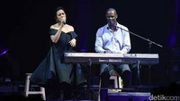 Mereka berduet pada lagu hitnya yakni One Last Cry. Pool/Noel/detikFoto.