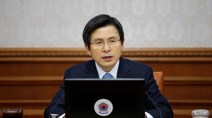 South Korean Prime Minister and the acting President Hwang Kyo-ahn speaks during a cabinet meeting at the Goverment Complex in Seoul, South Korea, December 9, 2016.  REUTERS/Kim Hong-Ji