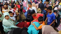 Warga nampak berebut saat bantuan dibagikan.