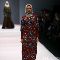 Koleksi Vivi Zubedi yang mengangkat tema Les Abayas di Jakarta Fashion Week 2017. Senayan City. Jakarta. [Foto: Mohammad Abduh/Wolipop