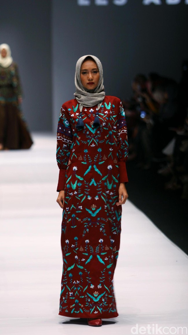 Koleksi Vivi Zubedi yang mengangkat tema Les Abayas di Jakarta Fashion Week 2017. Senayan City. Jakarta. [Foto: Mohammad Abduh/Wolipop