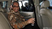 Taufik Widjoyono masuk ke mobilnya untuk langsung meninggalkan gedung KPK.