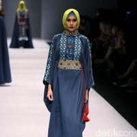 Koleksi Vivi Zubedi yang mengangkat tema Les Abayas di Jakarta Fashion Week 2017. Senayan City. Jakarta. [Foto: Mohammad Abduh/Wolipop
