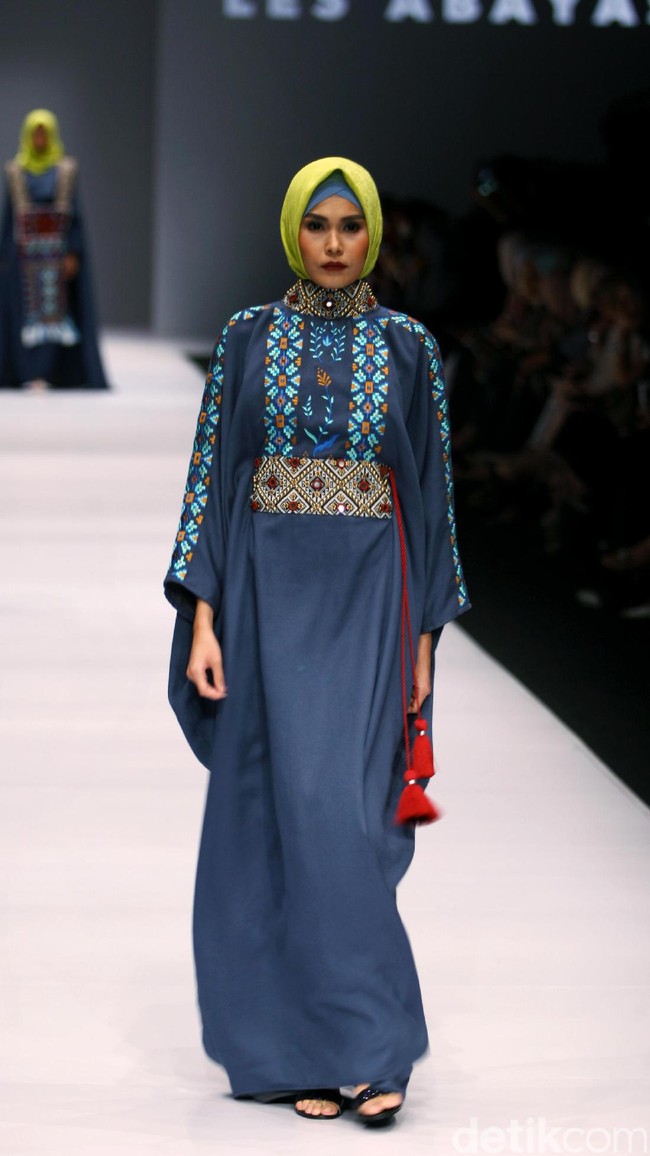 Koleksi Vivi Zubedi yang mengangkat tema Les Abayas di Jakarta Fashion Week 2017. Senayan City. Jakarta. [Foto: Mohammad Abduh/Wolipop