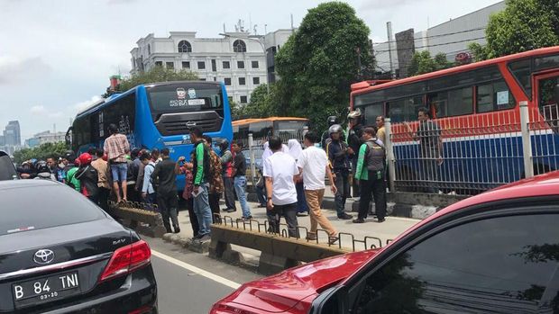 Pejalan Kaki Terlindas TransJ di Busway Duren Tiga Jaksel