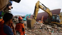 Petugas Tim SAR tanggap bencana gempa di Aceh terus membongkar reruntuhan puing Pasar Meureudu.