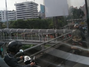 Pria Ini Panjat Baliho di Perempatan Grogol Sambil Kibarkan Merah Putih