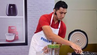Kira-kira ia sedang mengukus apa ya? Pool/Noel/detikFoto.