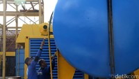 Penampung bahan bakar solat dicat ulang. Penampung ini menjadi fasilitas cadangan untuk menghidupkan genset jika listrik mati.