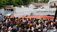 Tiang penopang masjid terlihat roboh.