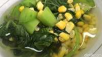 Sayur bening yang paling gampang dan sederhana ini bisa diberi isian. Seperti oyong, bayam, jagung manis atau wortel. Bumbunya juga sederhana. Resep pelengkapnya ada di sini. Foto: detikfood