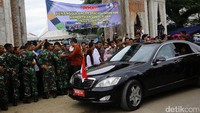 Jokowi datang ke posko pengungsian menggunakan mobil Indonesia 1.