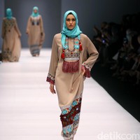 Koleksi Vivi Zubedi yang mengangkat tema Les Abayas di Jakarta Fashion Week 2017. Senayan City. Jakarta. [Foto: Mohammad Abduh/Wolipop