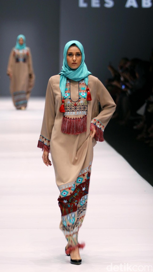 Koleksi Vivi Zubedi yang mengangkat tema Les Abayas di Jakarta Fashion Week 2017. Senayan City. Jakarta. [Foto: Mohammad Abduh/Wolipop
