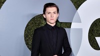 Aktor muda Tom Holland memilih tampil serba hitam dengan setelan jas hitam. Mike Windle/Getty Images for GQ/detikFoto.