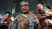 Dalam pemeriksaan tersebut ia mengaku cuma mendapatkan 3 buah pertanyaan dari penyidik KPK.