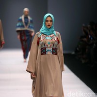 Koleksi Vivi Zubedi yang mengangkat tema Les Abayas di Jakarta Fashion Week 2017. Senayan City. Jakarta. [Foto: Mohammad Abduh/Wolipop