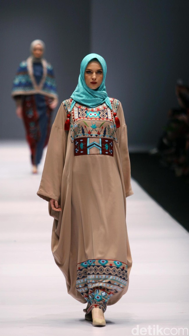 Koleksi Vivi Zubedi yang mengangkat tema Les Abayas di Jakarta Fashion Week 2017. Senayan City. Jakarta. [Foto: Mohammad Abduh/Wolipop