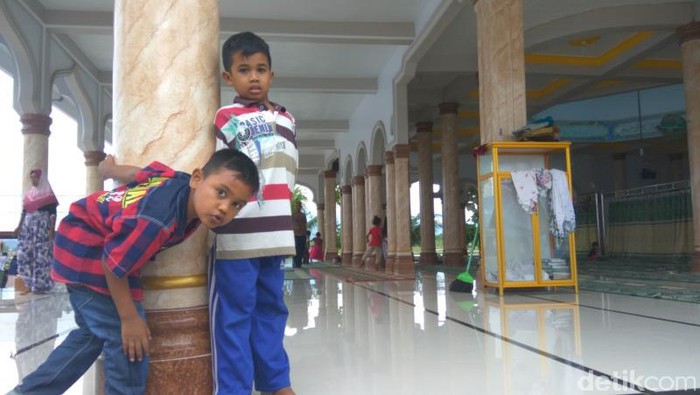 Semangat Anak-anak Korban Gempa Aceh di Pengungsian