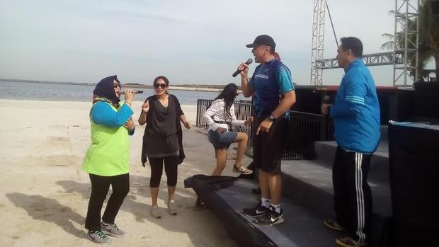 Kapolda Metro menyanyikan lagu dangdut 'Jatuh Bangun'.