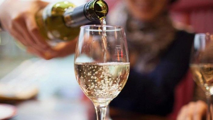 Studi Ini Sebut Konsumsi Anggur Putih Terkait Risiko Kanker Kulit