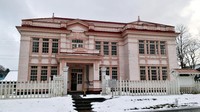 Bangunan berikut adalah bekas Gedung Pemerintahan Subprefektur Urakawa. Gedung bergaya kolonial ini dibangun pada tahun 1897. Dulu wilayah Hokkaido sendiri dibagi menjadi 19 subprefektur, Urakawa termasuk salah satunya (Aryo/detikTravel)