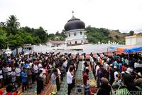 Momen Dramatis Korban Gempa Aceh Salat di Halaman Masjid yang Roboh