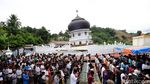 Warga Aceh Salat Jumat di Sekitar Reruntuhan Masjid