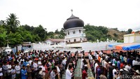 Sejumlah warga di kawasan Gampong Kuta Pangwa, Meureudu, Pidie Jaya, Aceh, Jumat (9/12/2016) terlihat melaksanakan salat Jumat di sekitar reruntuhan Masjid.