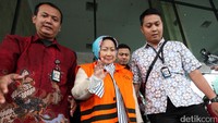 Ia diperiksa untuk mantan Wali Kota Cimahi dua periode yang juga suaminya Mohammad Itoch Tochija.