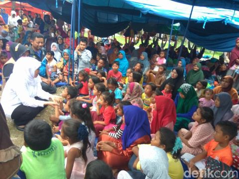  Anak-anak di posko pengungsian Kementerian Sosial di Masjid Al-Istiqamah, Desa Rhieng Blang, Meureudeu, Jumat (9/12/2016)