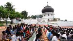 Warga Aceh Salat Jumat di Sekitar Reruntuhan Masjid