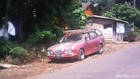 Mobil ini multifungsi. Roof rail yang terbuat dari kayu digunakan untuk mengangkut kayu yang merupakan bisnis Sang Guru. Kreativitas yang tak ada duanya! Foto: Edi Sudaryanto