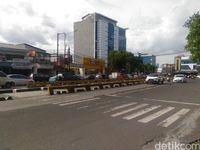 Penyeberang Jalan di Mampang: Bertaruh Nyawa karena Enggan Naik Jembatan