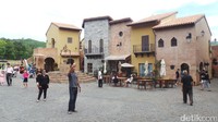 Kompleks Primo Piazza dibangun terinspirasi dari desa tua di Tuscany, Italia. Dinding-dinding bangunannya dicat dengan warna mirip batu bata (Pasti/detikTravel)