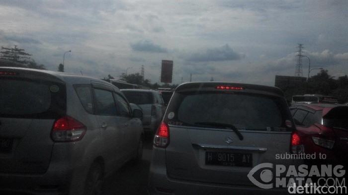Macet Jelang Libur Panjang, Kendaraan Merayap di Tol Cawang Arah Cikampek