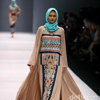 Koleksi Vivi Zubedi yang mengangkat tema Les Abayas di Jakarta Fashion Week 2017. Senayan City. Jakarta. [Foto: Mohammad Abduh/Wolipop]