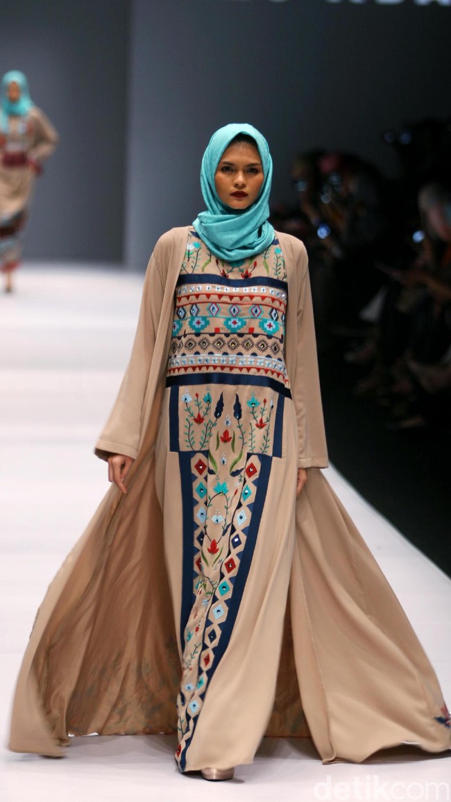 Koleksi Vivi Zubedi yang mengangkat tema Les Abayas di Jakarta Fashion Week 2017. Senayan City. Jakarta. [Foto: Mohammad Abduh/Wolipop]