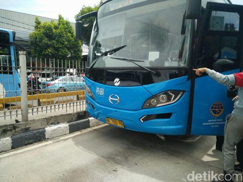  Bus Transjakarta menabrak pejalan kaki di Mampang, Jaksel, Jumat (9/12/2016)