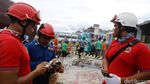Evakuasi Korban Gempa di Pasar Meureudu Aceh