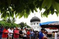 Momen Dramatis Korban Gempa Aceh Salat di Halaman Masjid yang Roboh