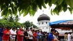 Warga Aceh Salat Jumat di Sekitar Reruntuhan Masjid