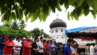 Warga tampak khusyuk melaksanakan salat Jumat meski beratapkan langit.