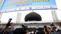  Jokowi didampingi Sekretaris Kabinet Pramono Anung dan Menteri Pekerjaan Umum dan Perumahan Rakyat Basuki Hadimuljono meninjau Masjid Atta Karub.